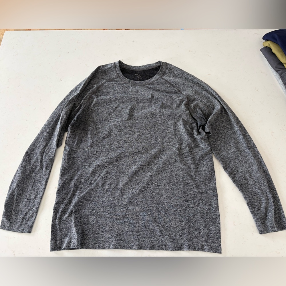5 piece set of men’s workout tops